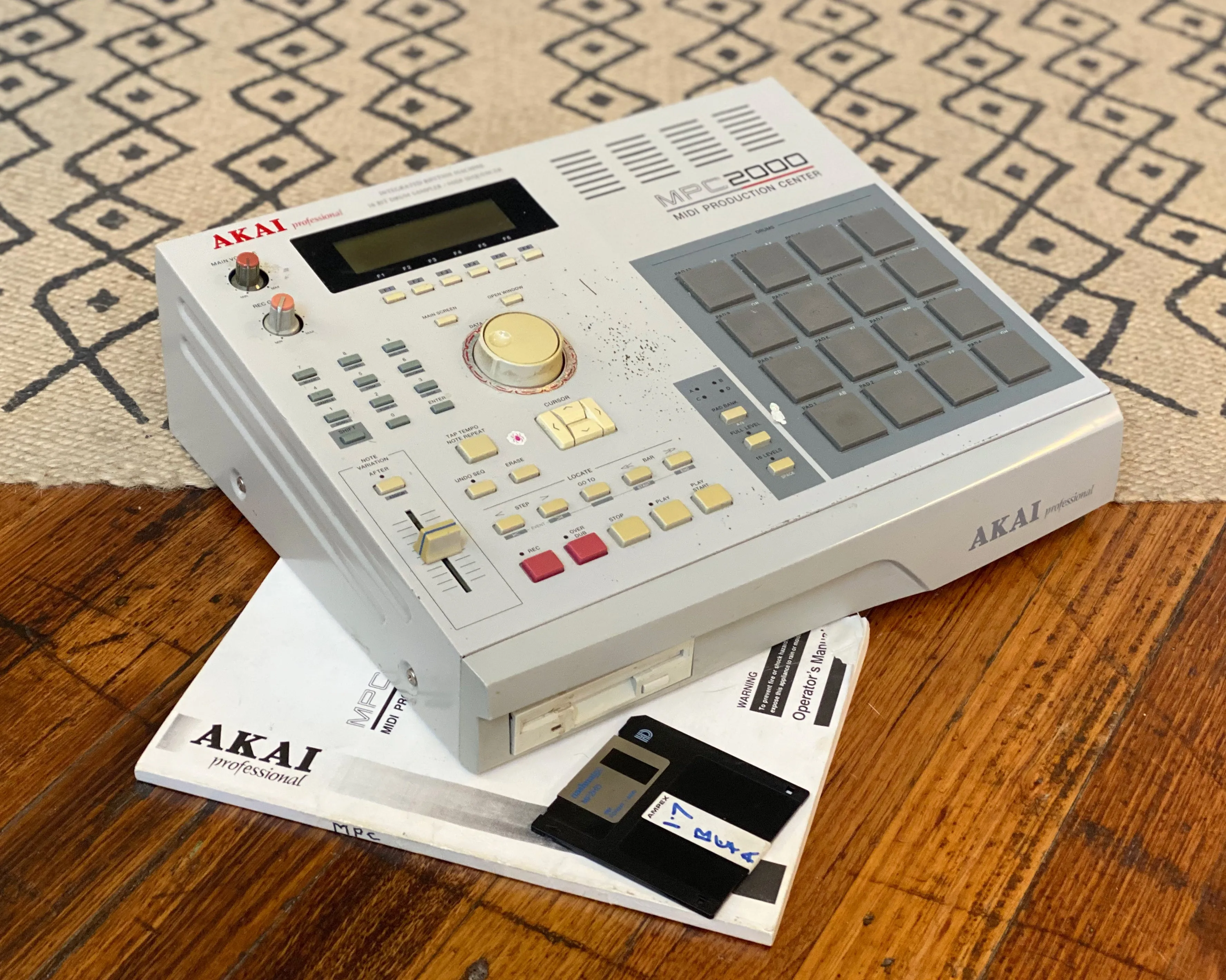 Akai MPC2000 Sampling Drum Machine