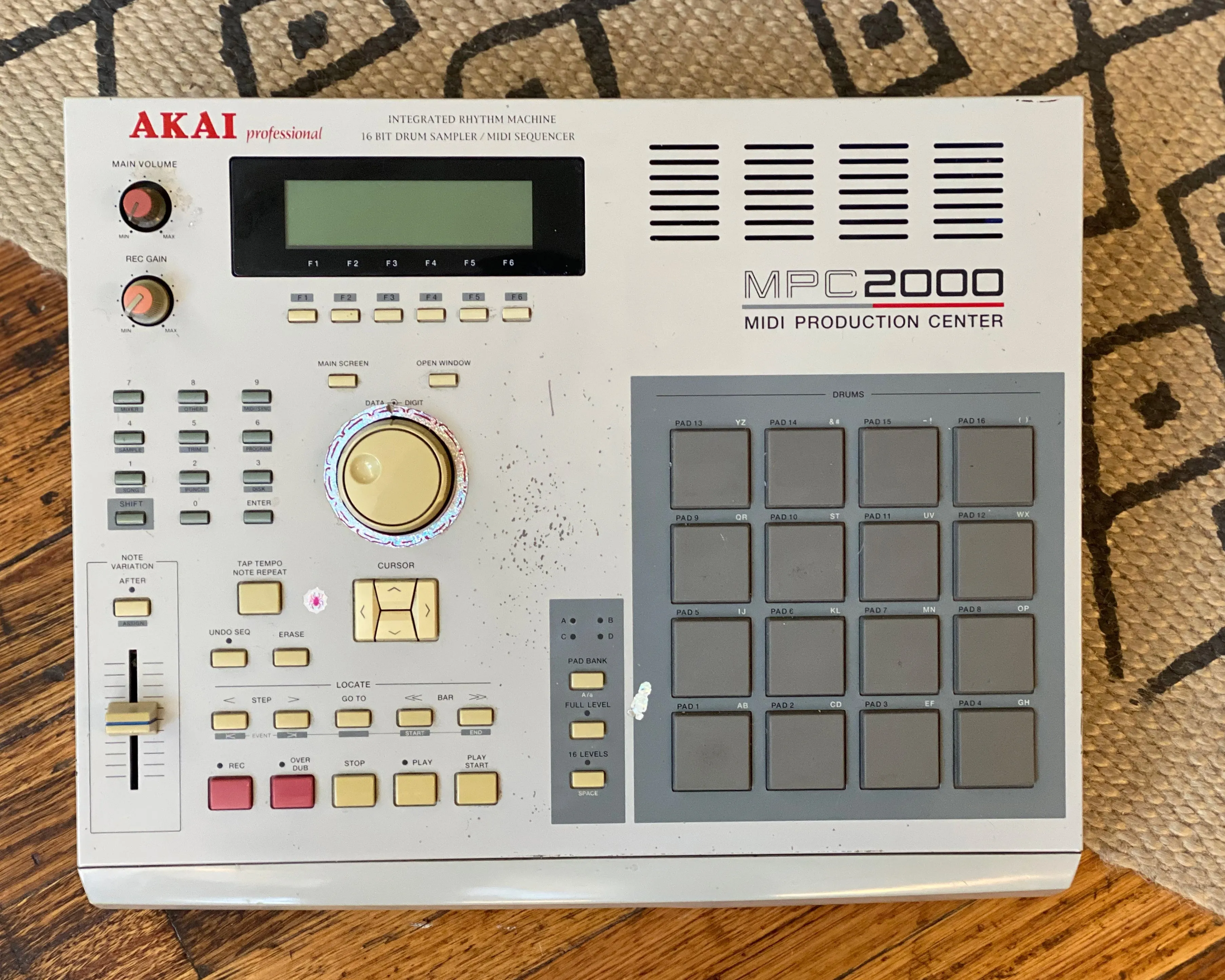 Akai MPC2000 Sampling Drum Machine